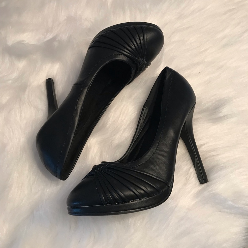 High Heel - Picture 3 of 3